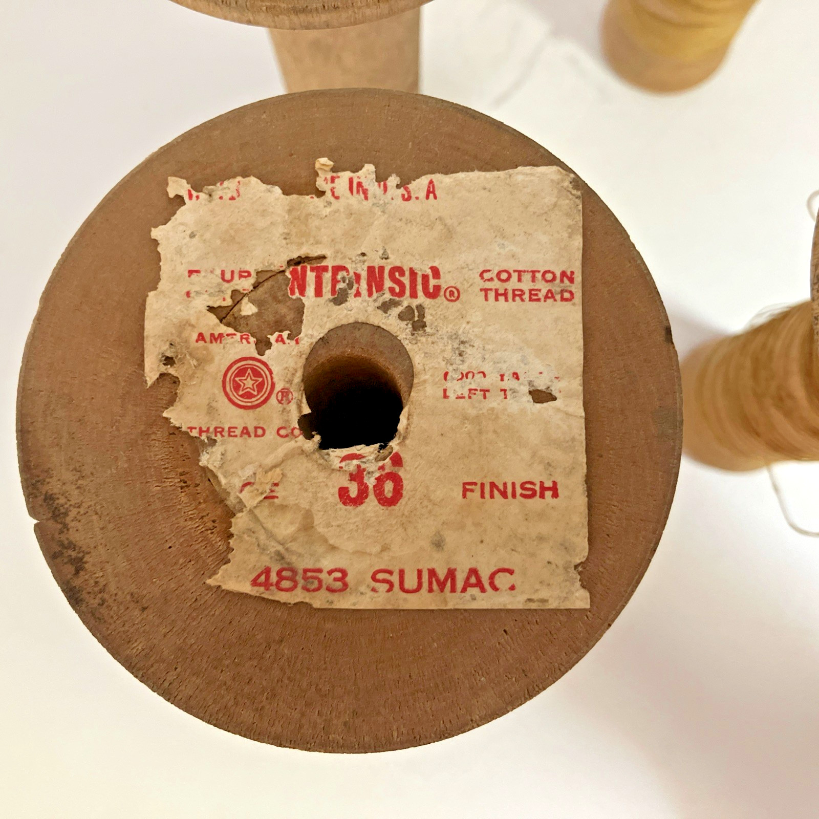 4 Vintage INTRINSIC The American Thread Co Wooden Spool 5.5″ tall 3″ base EMPTY