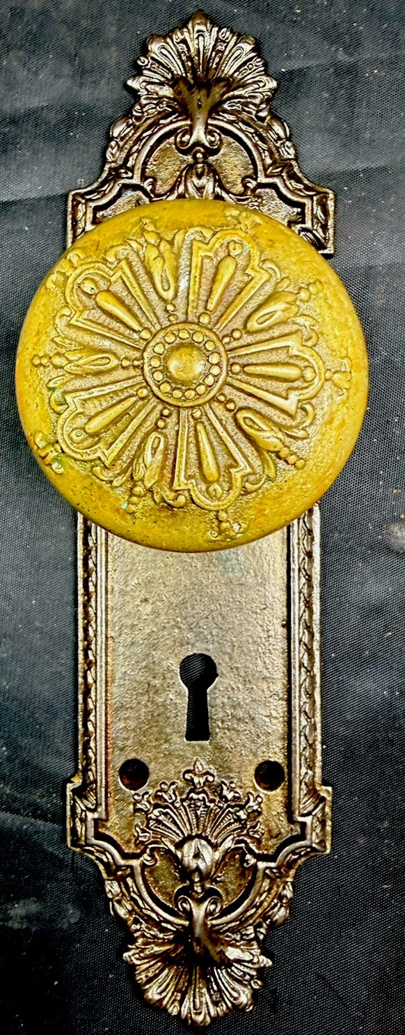 Barrows Ontario Passage Doorknobs, Back Plates & Lock 1 of 8 Sets
