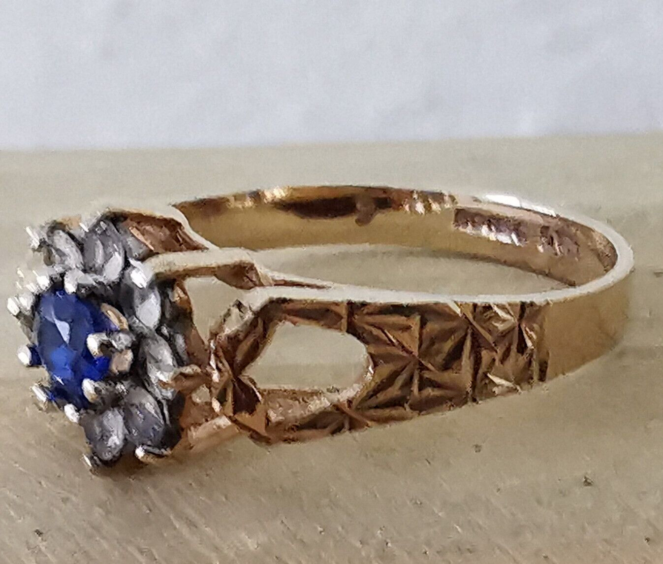 Pretty 9ct Gold Gem Set Dress Ring – Size N