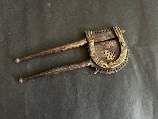 ANTIQUE INDIAN OLD IRON BRASS WORK BETEL NUT CUTTER ARECA NUT CUTTER, #NC.17