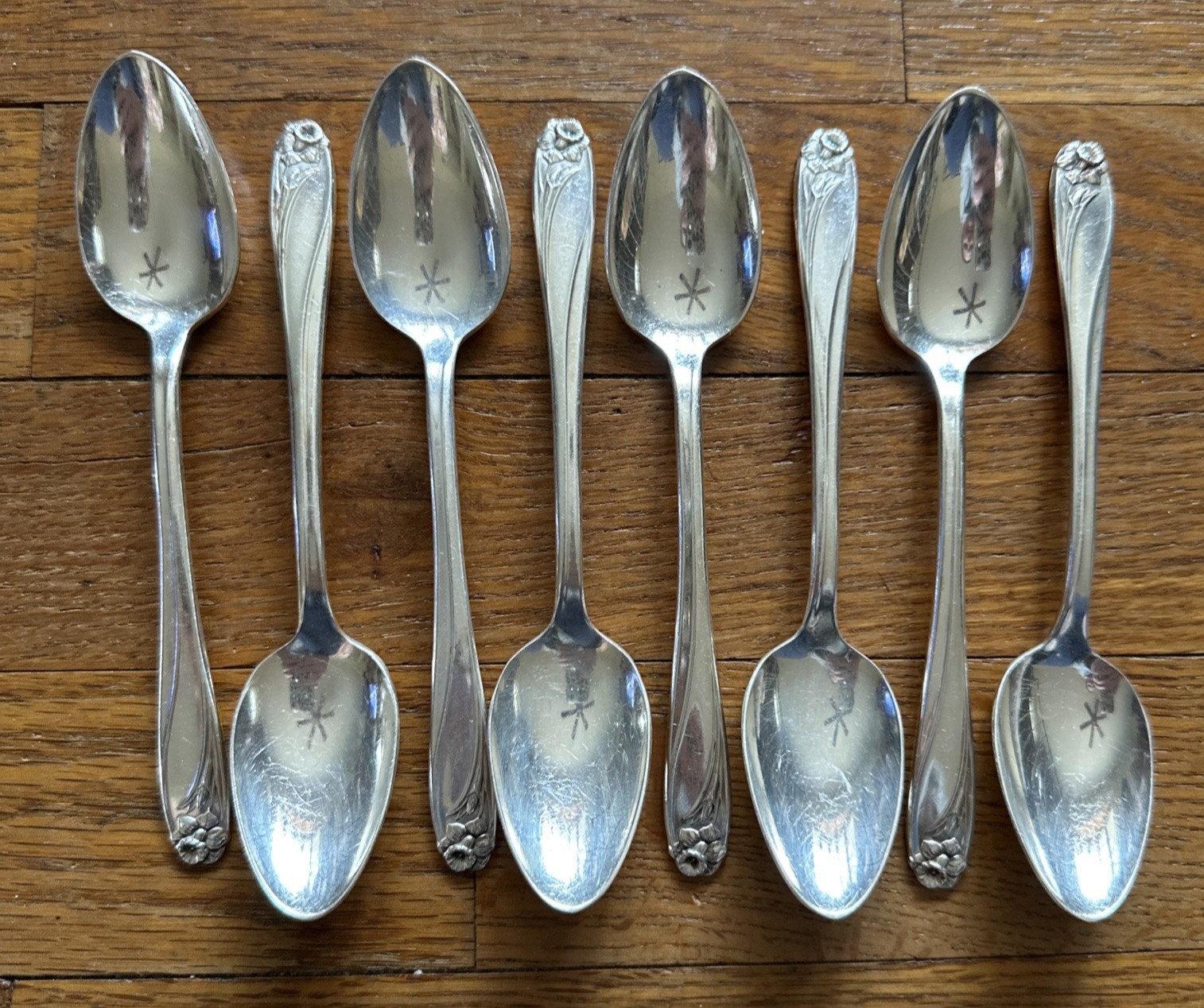 8 Vintage 1847 Rogers IS Daffodil Pattern Silverplate Flatware Teaspoons Spoons