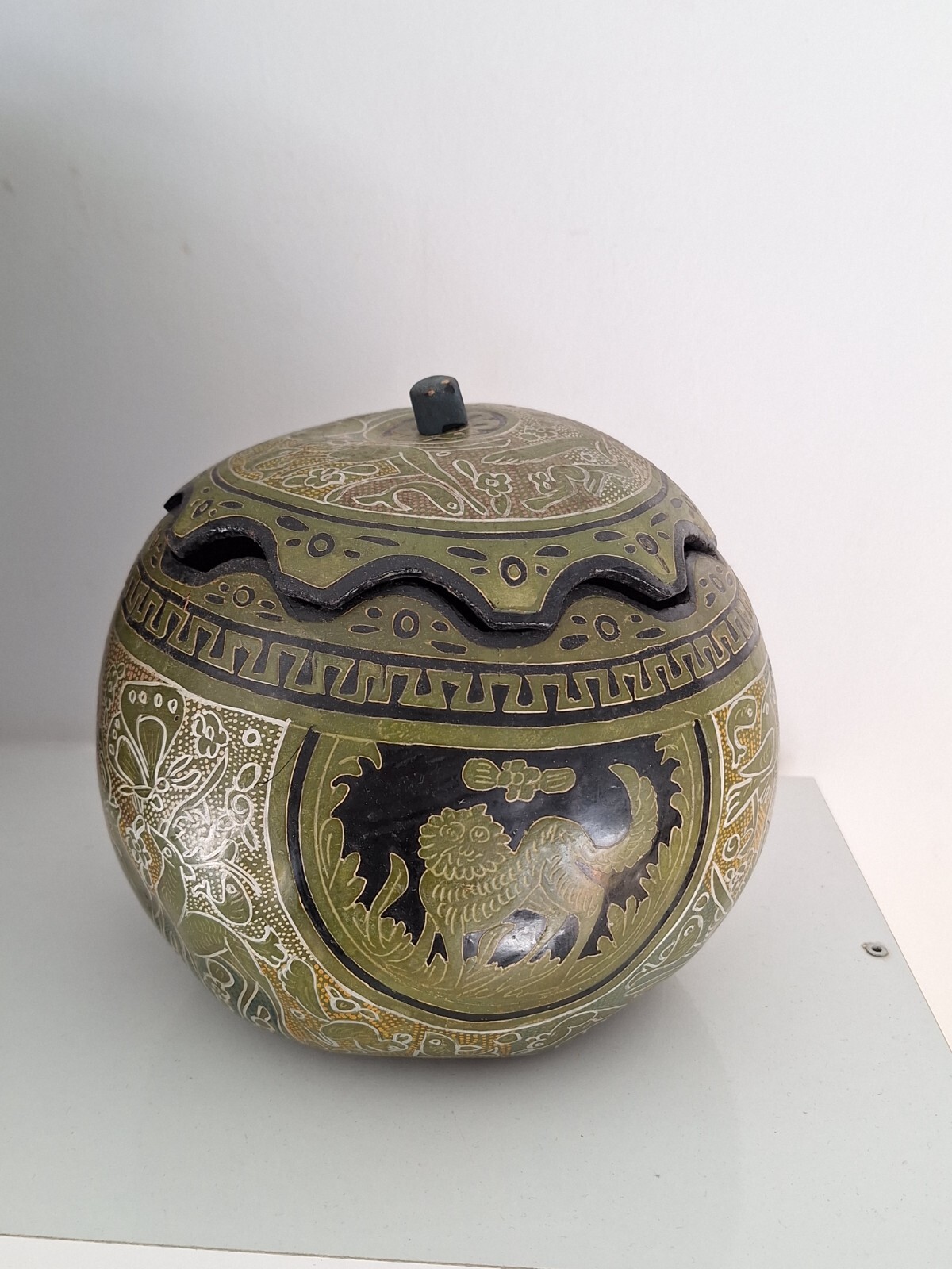 Chinese box with lid, hand painted. Boîte chinoise avec couvercle
