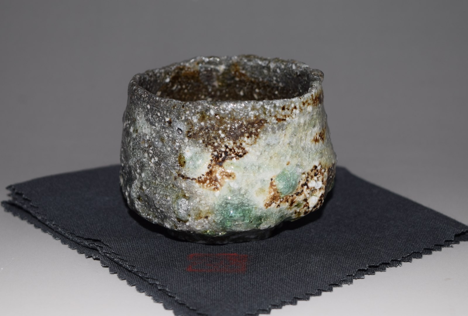Shigaraki-ware “Hiki-Dashi” Sake Cup with “Kiln Jewelry” by Katsunori SAWA R29