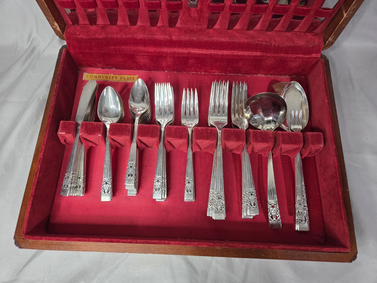 1936 Community CORONATION (Oneida) Silver Plate 66pc. Flatware Set With Chest