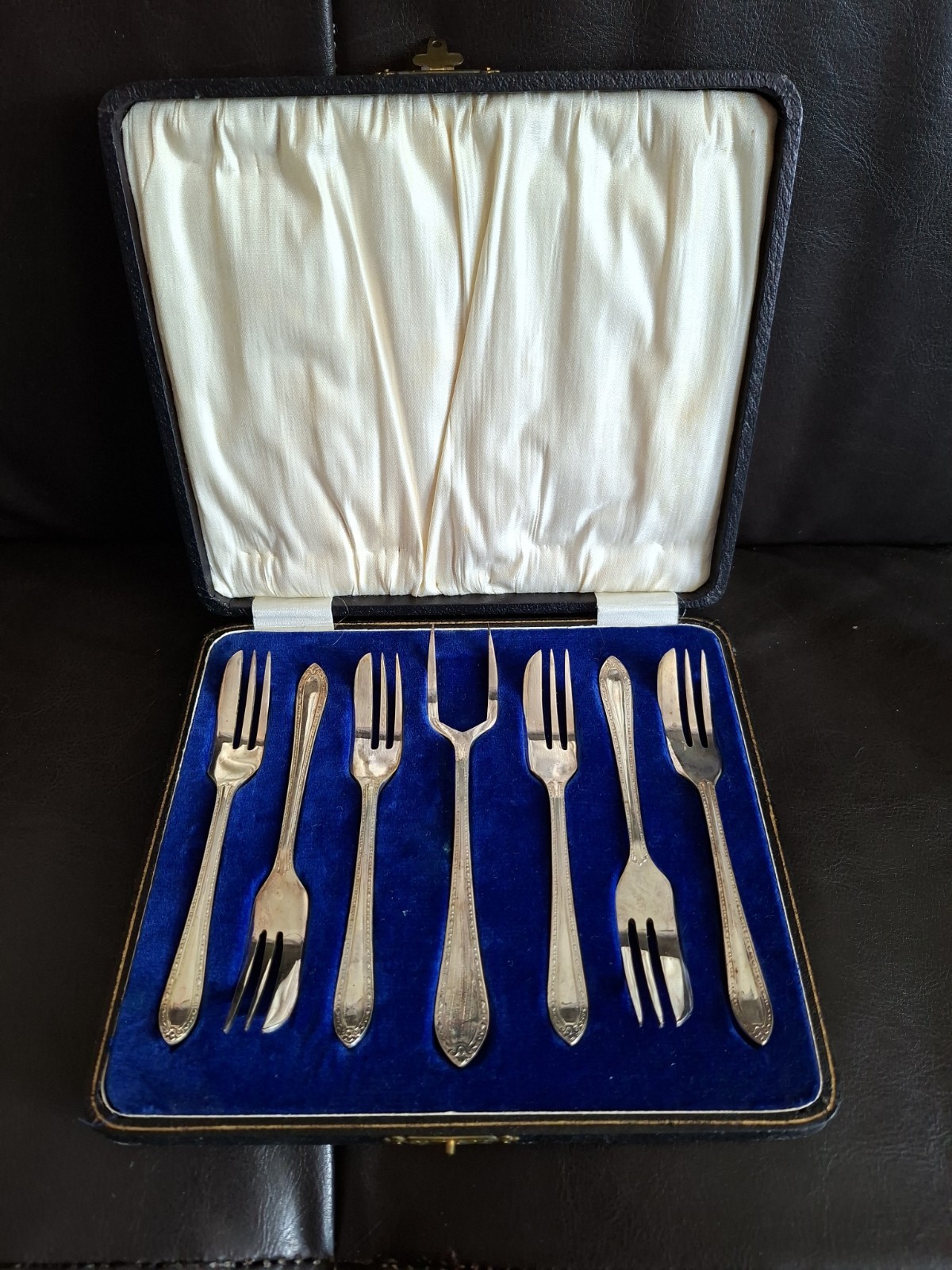 An excellent set of 7, hallmarked silver Plate cake forks, And Serving Fork .