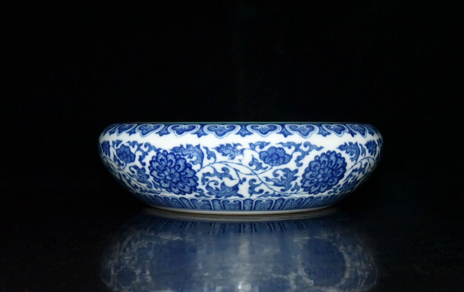 Yongzheng of the Qing Dynasty Blue and white Green glazed lotus pattern pen wash