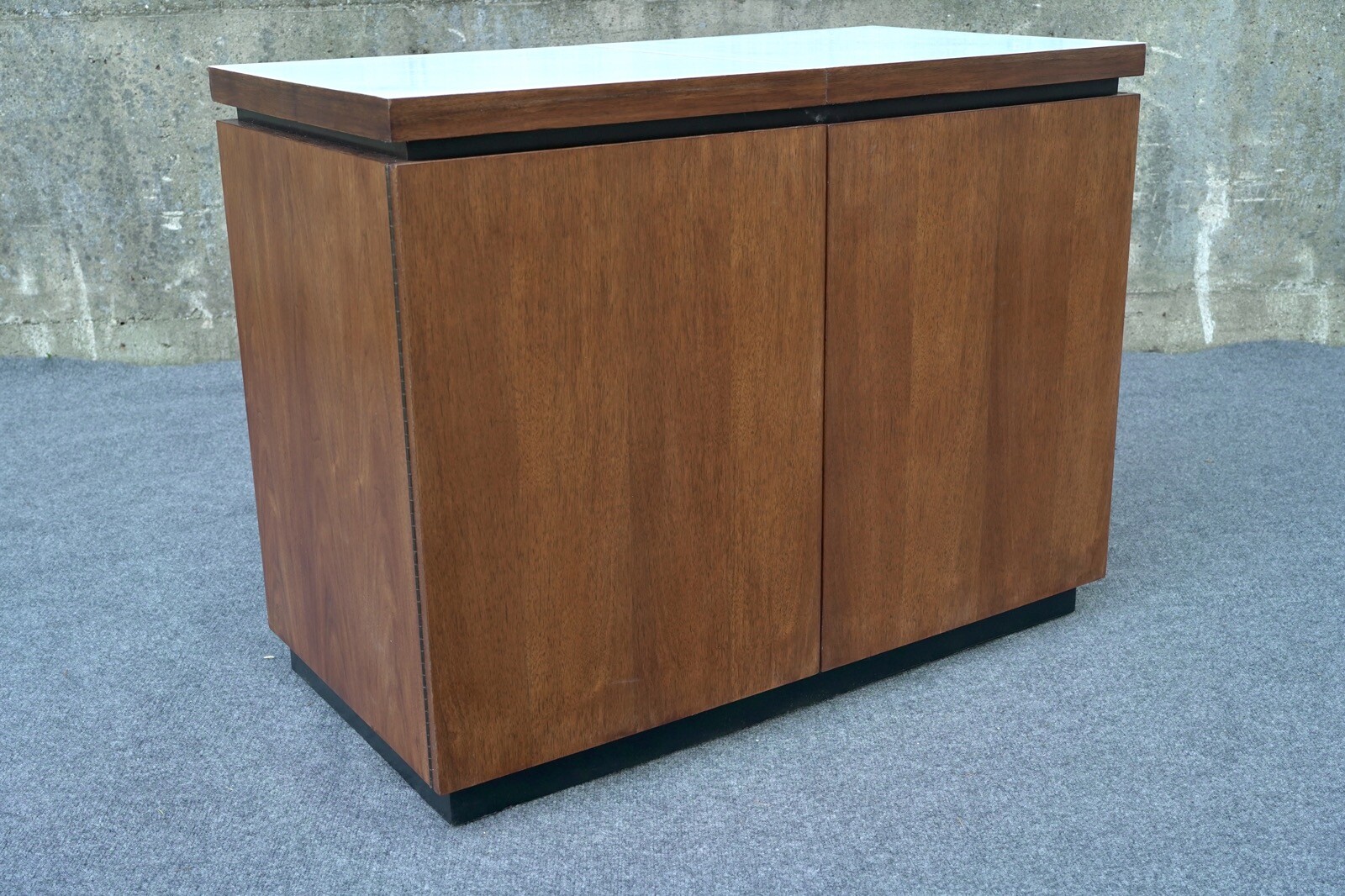 Mid-Century Modern Dillingham Arthur Umanoff Walnut & Formica Dry Bar Cart
