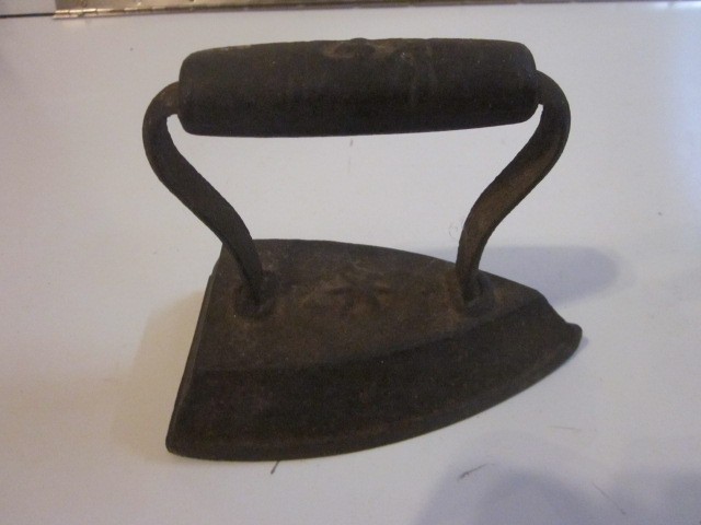 ANTIQUE NO. 4 CAST IRON CLOTHING SAD FLAT IRON W/STAR DESIGN 5.25″ LONG 4.75″ H