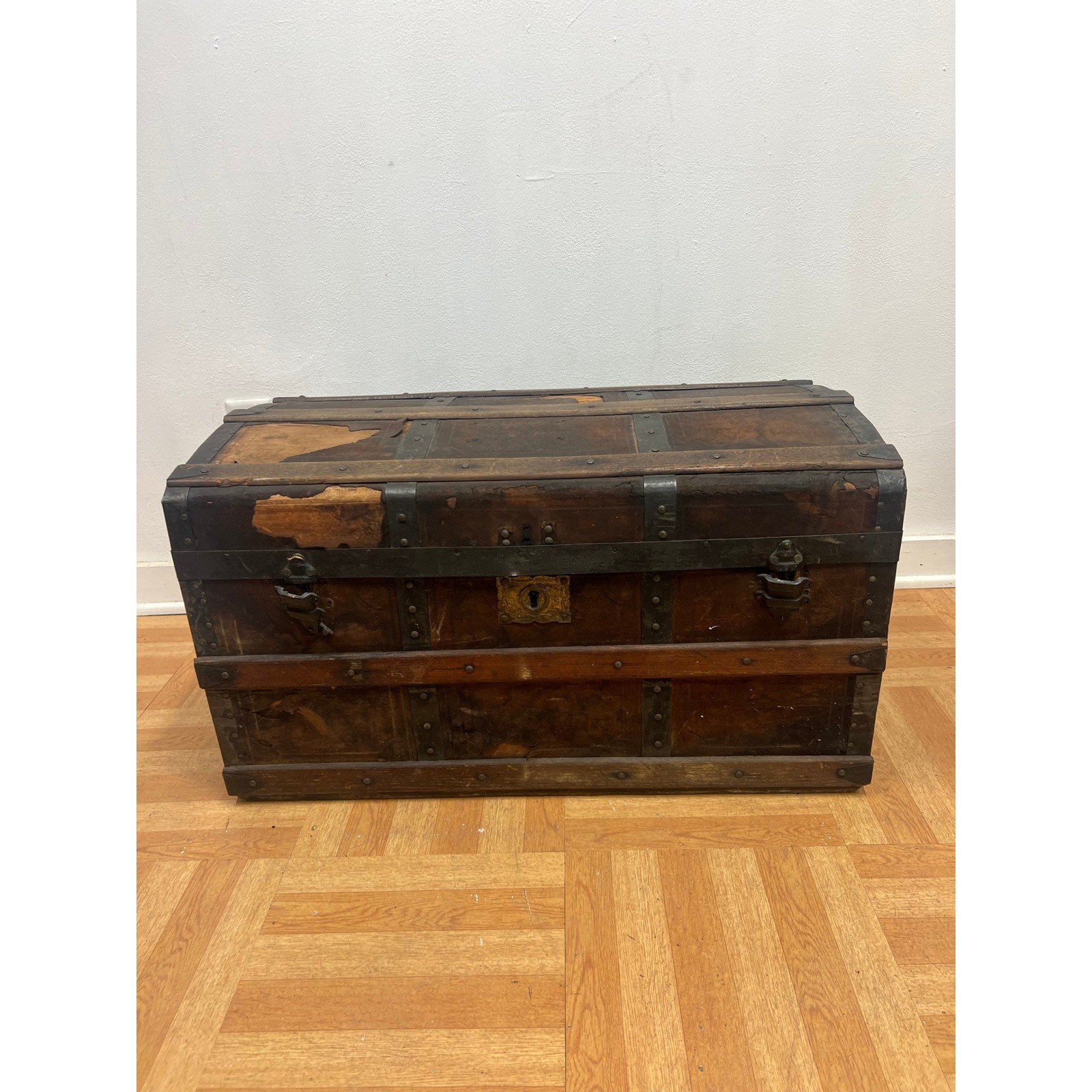 Vintage STEAMER TRUNK storage chest camelback humpback antique victorian toy box