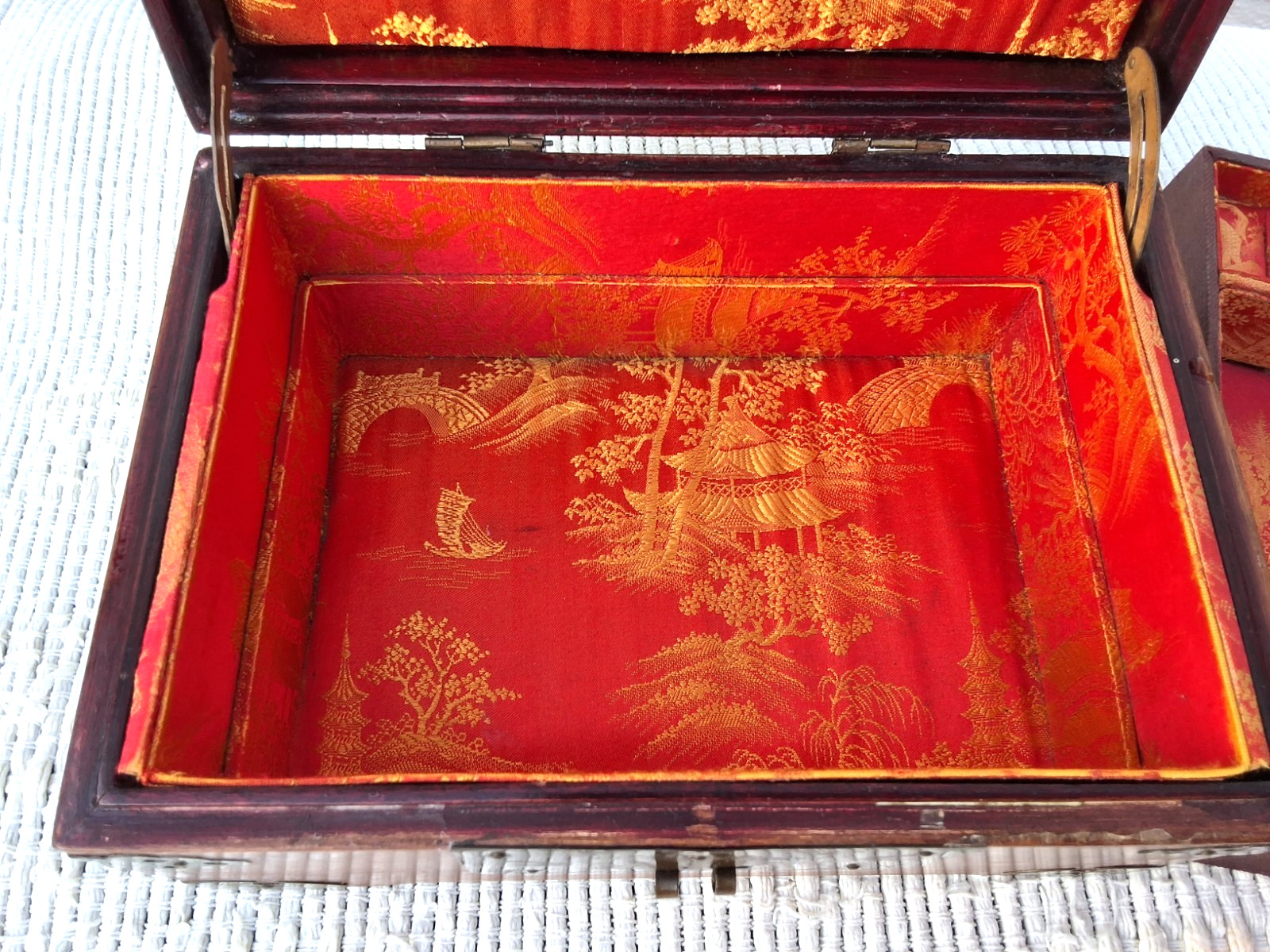 VINTAGE BRASS INLAID CHINESE WOODEN JEWELLERY TRINKET BOX with INNER TRAY