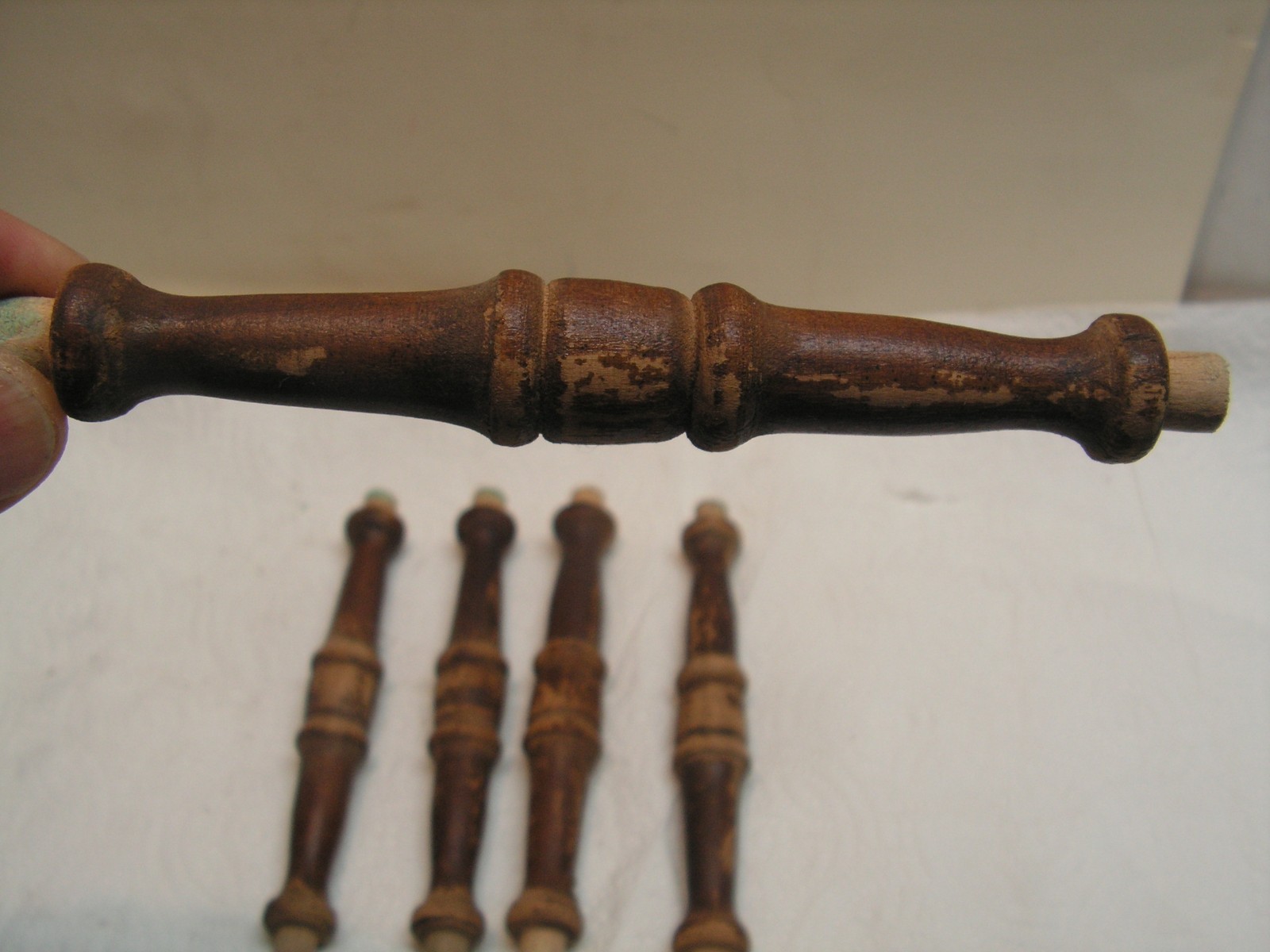 ANTIQUE LOT OF 5 TURNED WOOD SPINDLES SALVAGED 4 5/8″ + 3/8″ Pegs 5 3/8” TOTAL
