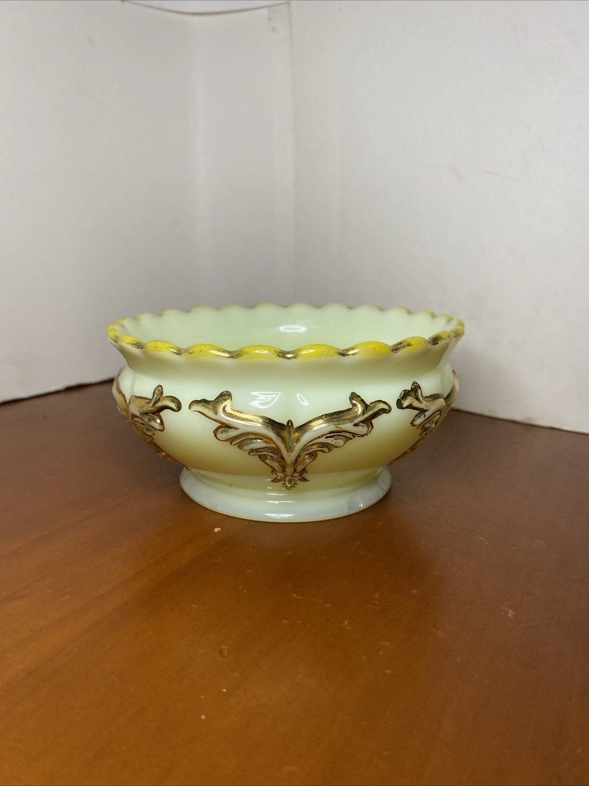 Heisey Antique 1890’s Winged Gold Scroll Custard Glass Master Berry Bowl GLOWS