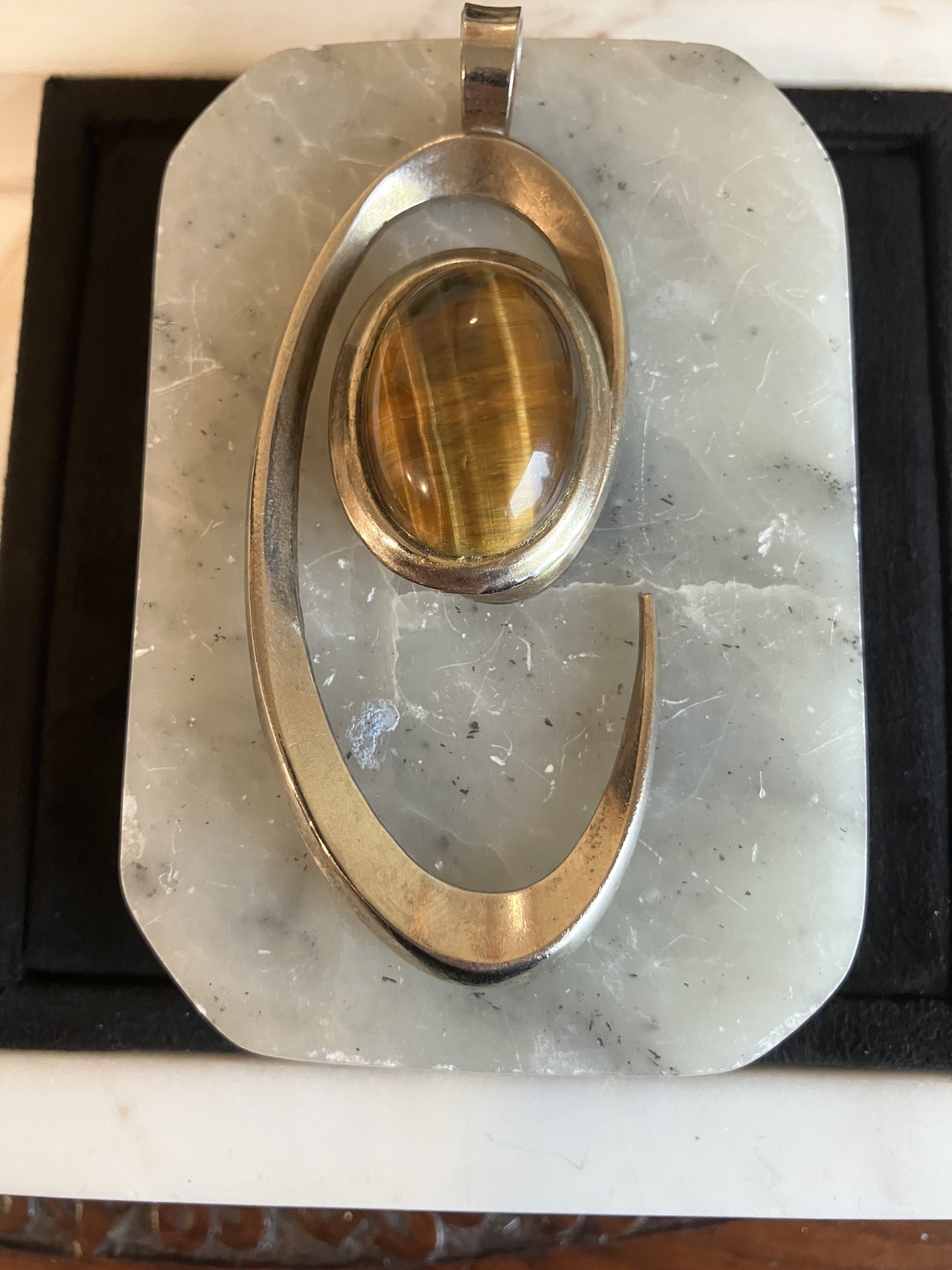 VINTAGE MODERNIST TIGER’S EYE PENDANT 3″ ABSTRACT SWIRL 0.9oz SILVER TONE RETRO