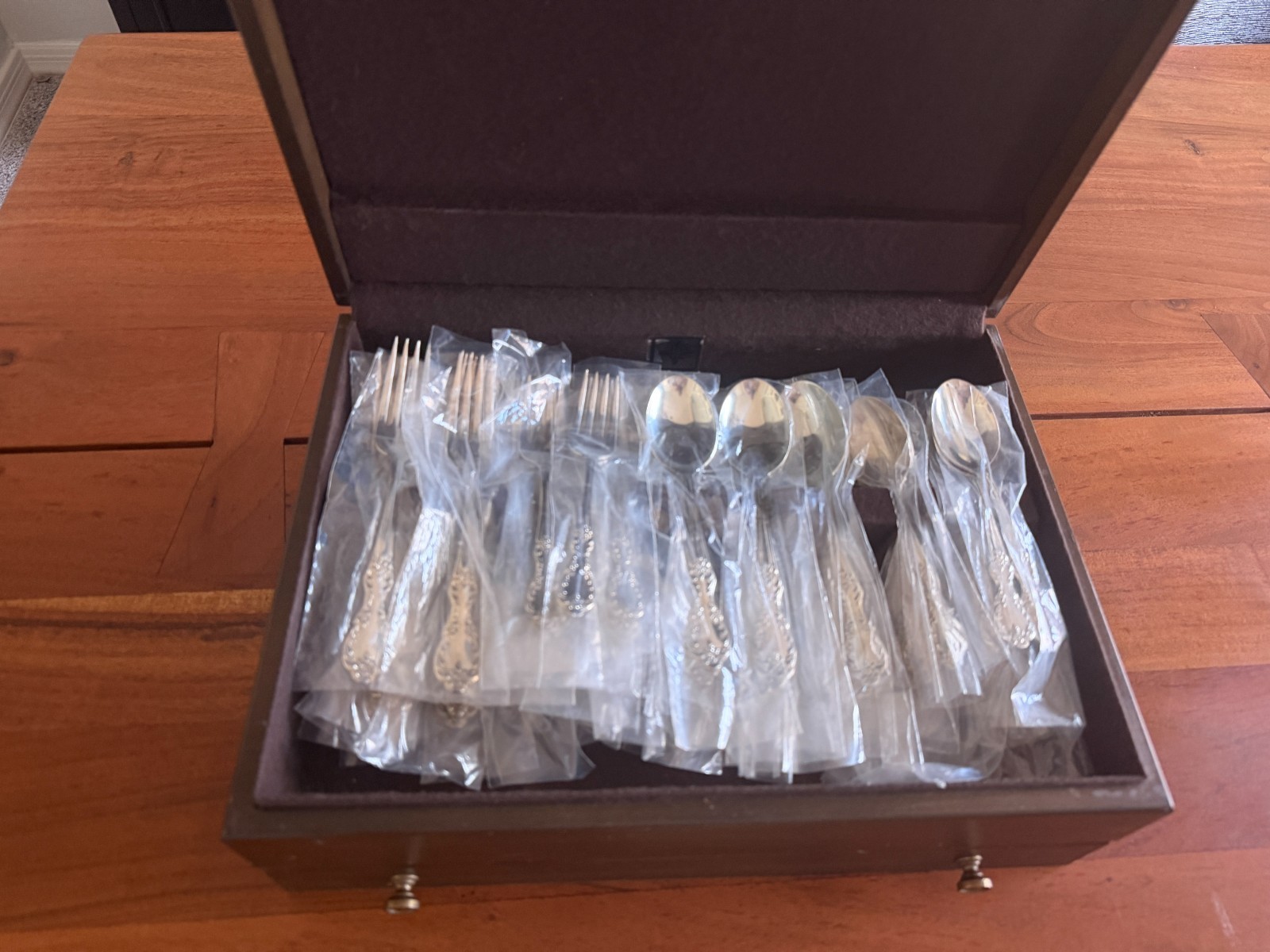 INTER’L SILVERPLATE FLATWARE Grand Elegance 60-PC SET W/SERVING PCS IN CHEST