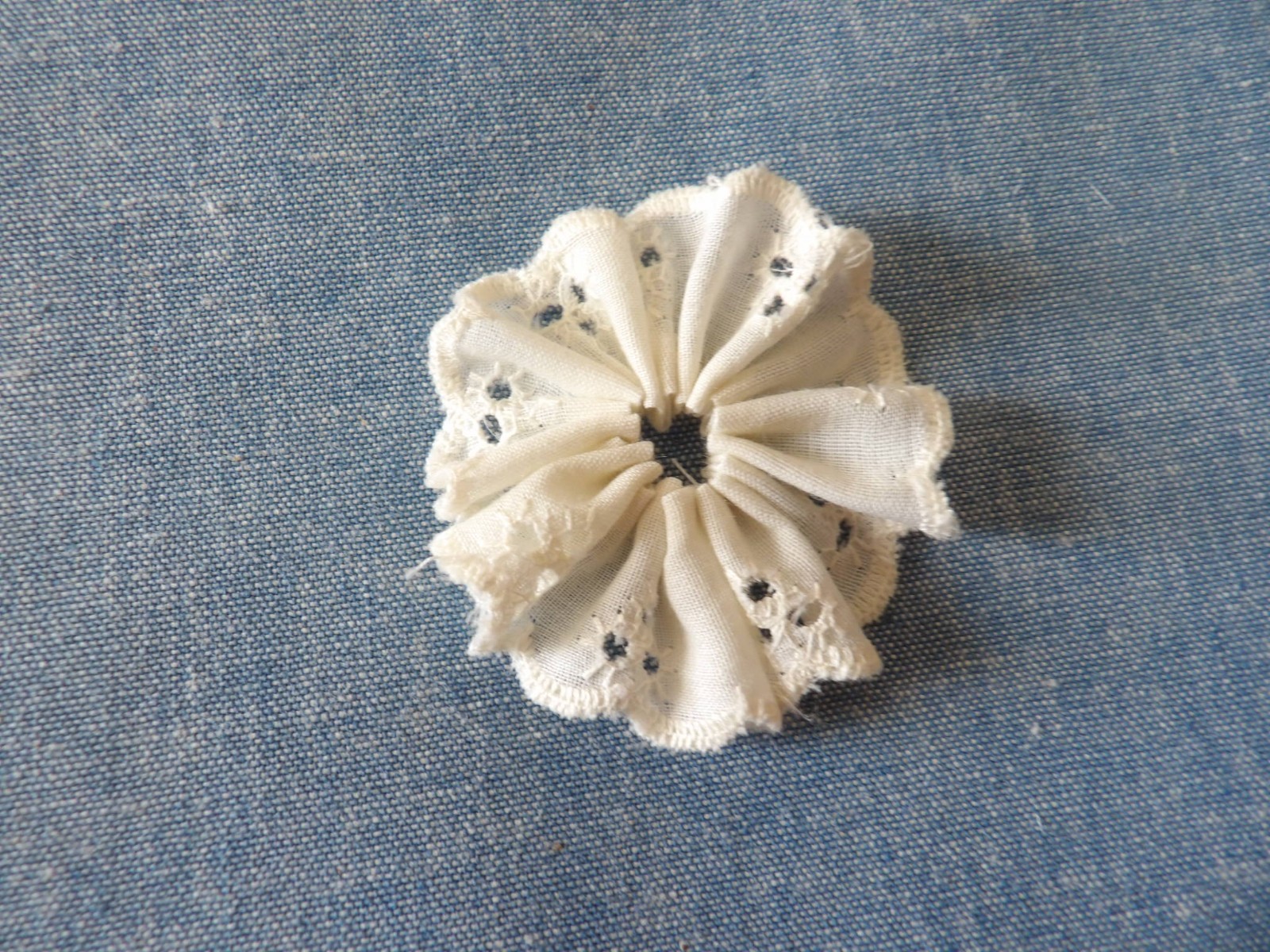 8 YoYo Off – White 1 3/4″ Eyelet Lace Fabric Farmhouse Country Decor Quilt