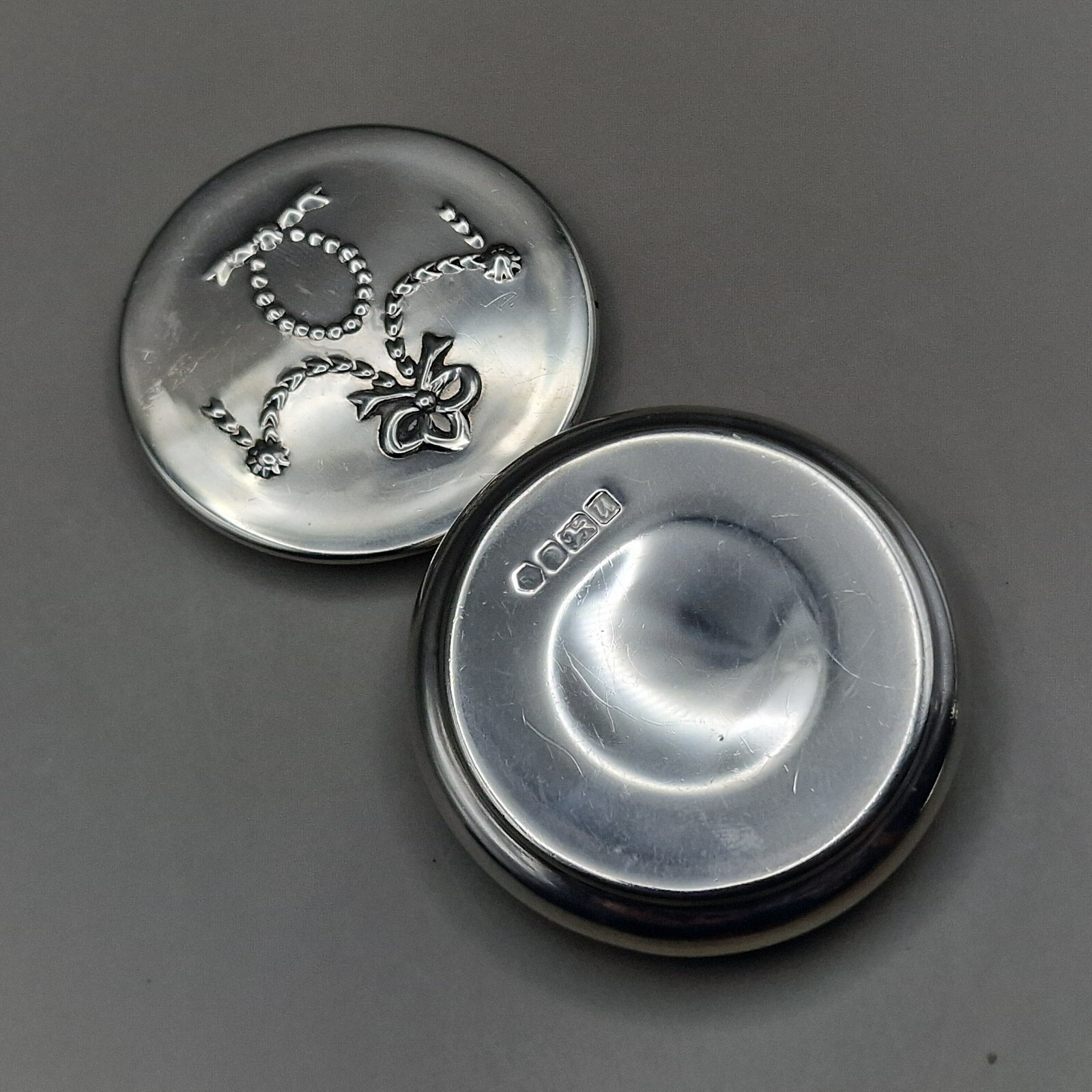Superb Solid Silver Snuff/Pill Box by Carr’s of Sheffield Ltd Sheffield 1994