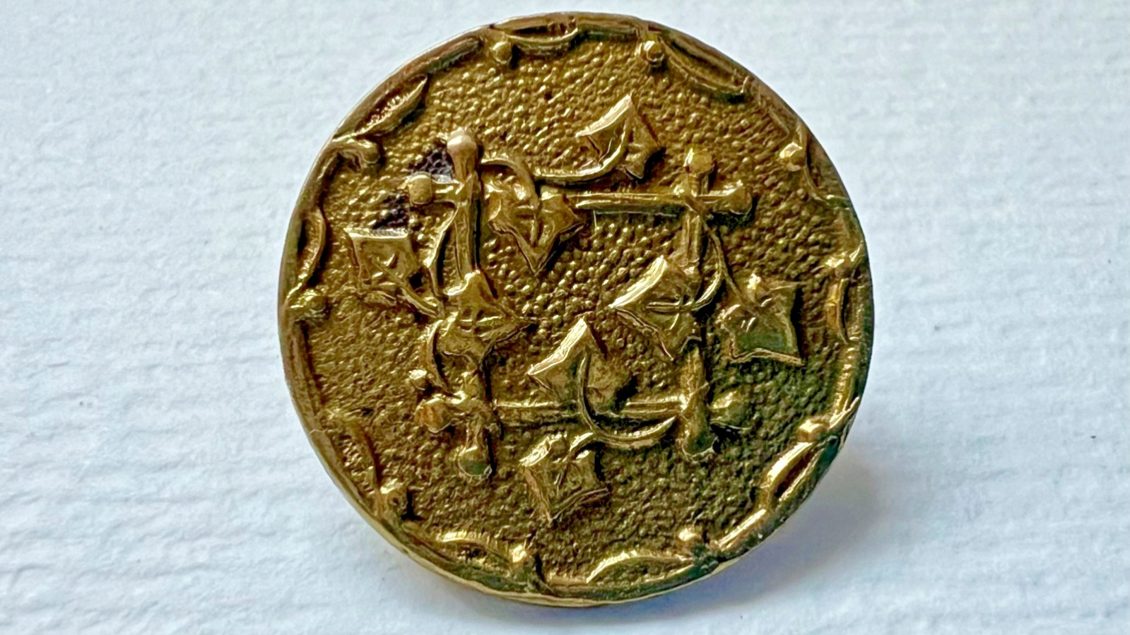 Antique Botanical Button Brass Raised Design Ivy On Trellis Shank 7/8”