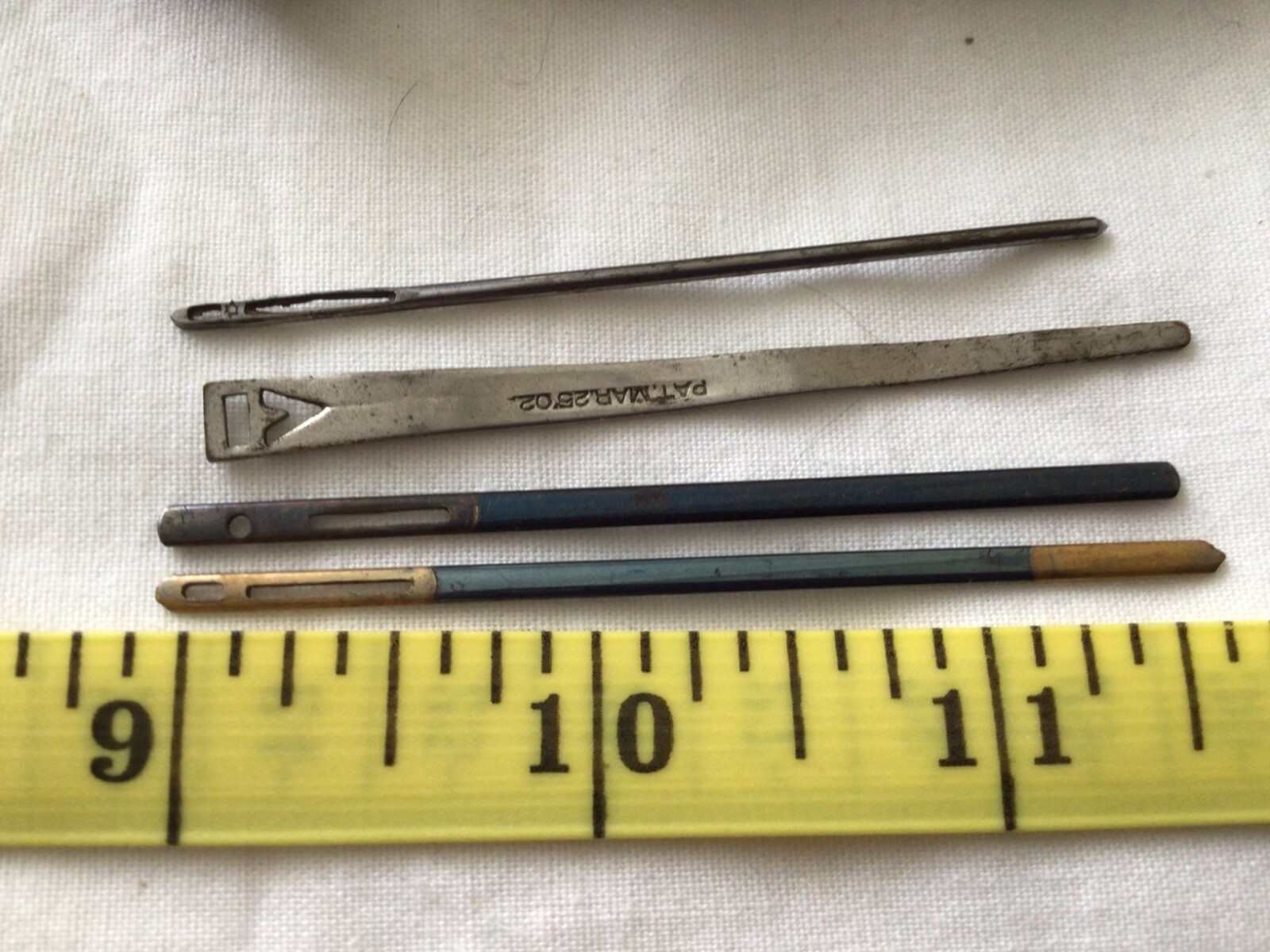 VINTAGE/ANTIQUE FOUR Bodkin Ribbon Threaders in 3 1/2″ Wooden Case – Circa 1902