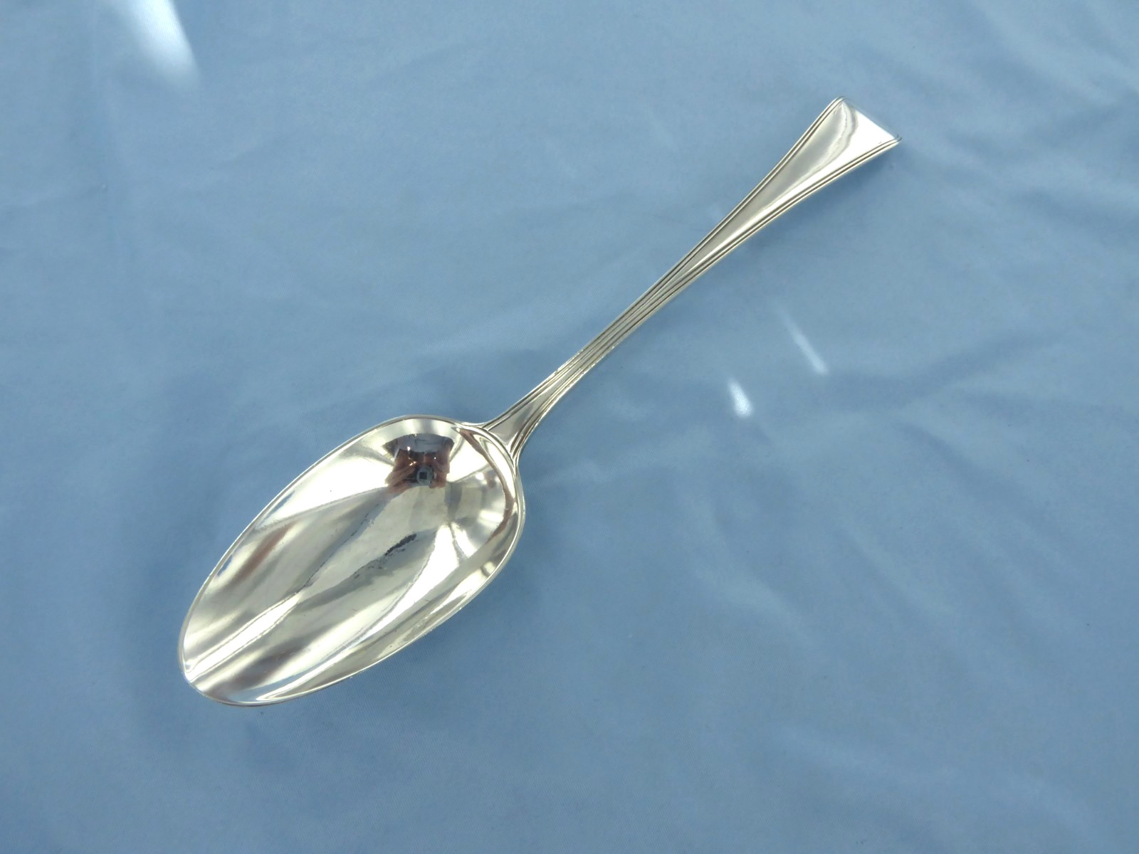 AN ANTIQUE STERLING SILVER OLD ENGLISH THREAD SOUP SPOON LONDON 1791.