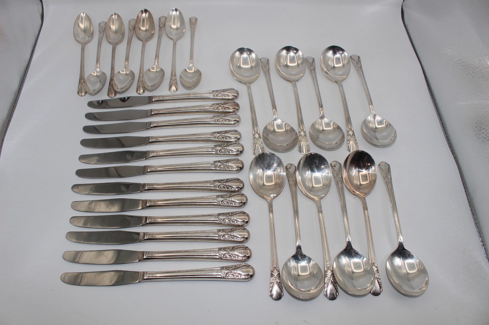32 PCS ROGERS/INTERNATIONAL AVALON/CABIN SILVERPLATE FLATWARE