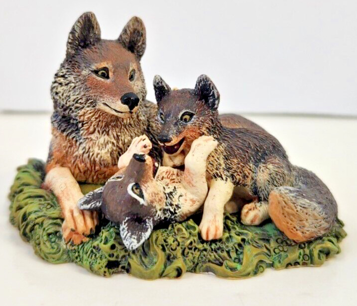 HALLMARK KEEPSAKE TIMBER WOLVES AT PLAY MAJESTIC WILDERNESS 1998 QX6273