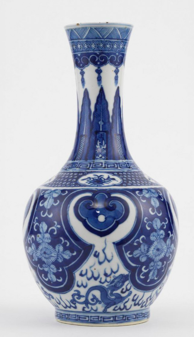 Antique Qing dynasty (1644-1912) porcelain Kangxi mark blue&white vase, H.23 cm