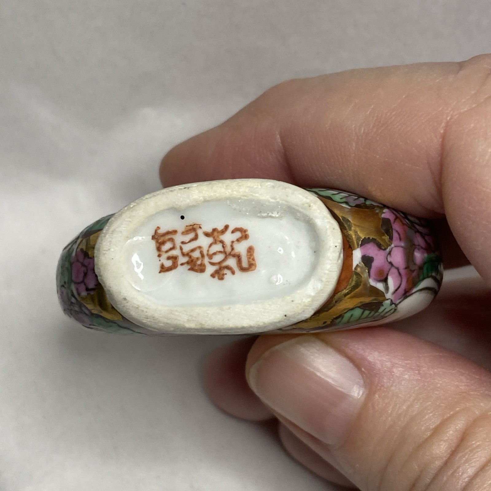 Vintage Chinese Snuff Bottle. No Chips Or Cracks. Nice Little Treasure. See Pics