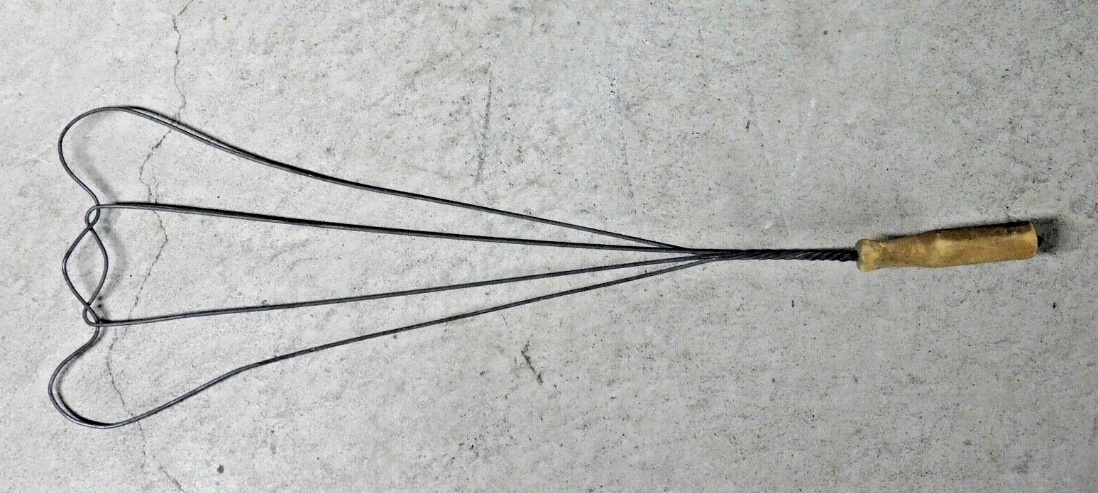 ANTIQUE RUG BEATER 26 1/4″ X 8 7/8″ IN GOOD CONDITION WITH WOOD HANDLE PRIMITIVE