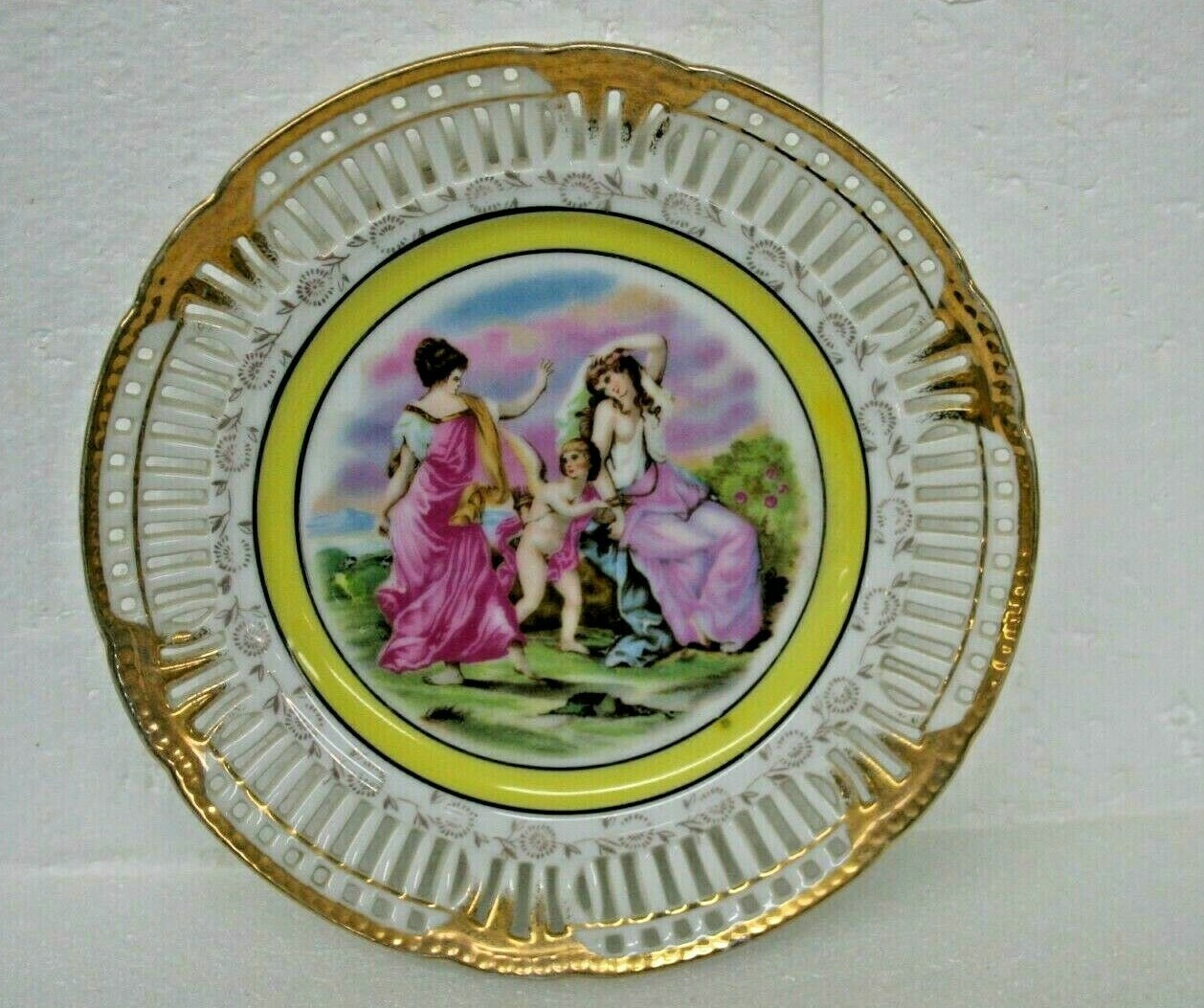 VINTAGE DECORATIVE MADE IN JAPAN GILDED LACED TRIM PLATE 8-1/8″ DIAMETER