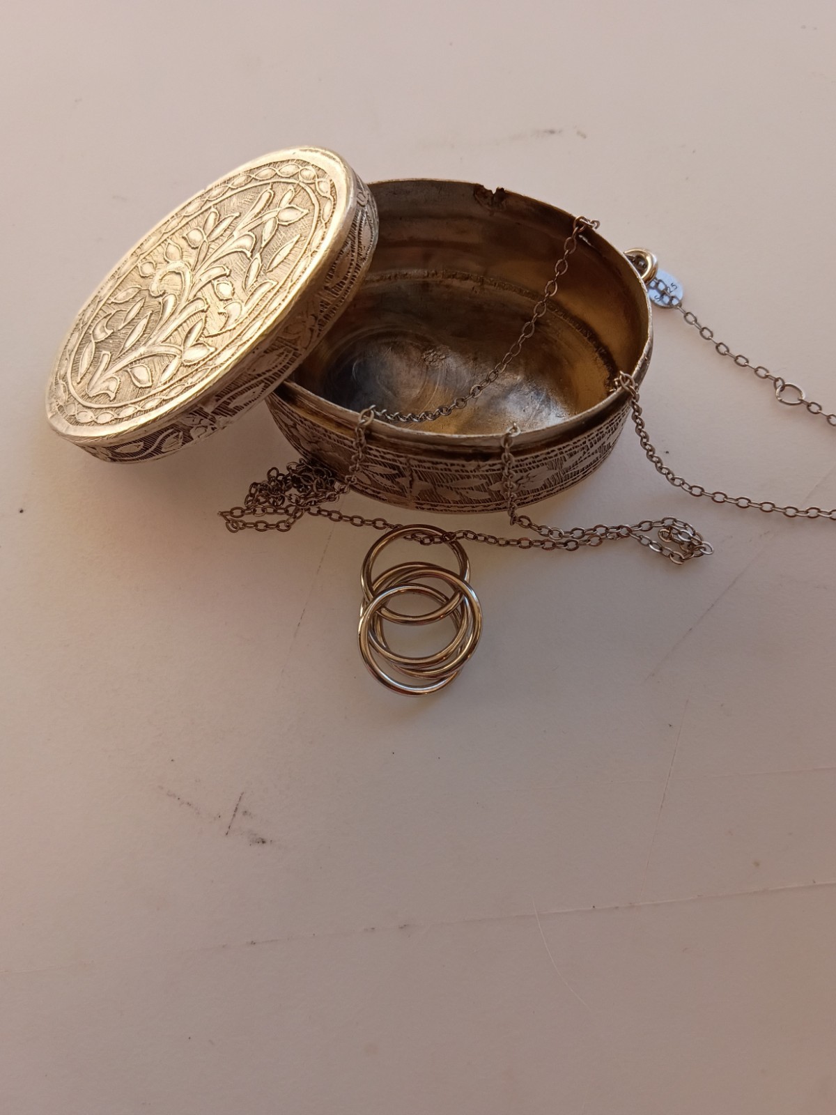 Vintage Solid.830Silver Intricate floral Repousse Box&10 In.925 S. Silver Chain