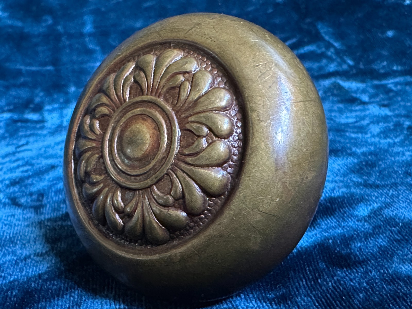 Antique c.1901 Bronze /Brass Sargent “Dunkirk” Door Knob & Doorplate L-12200