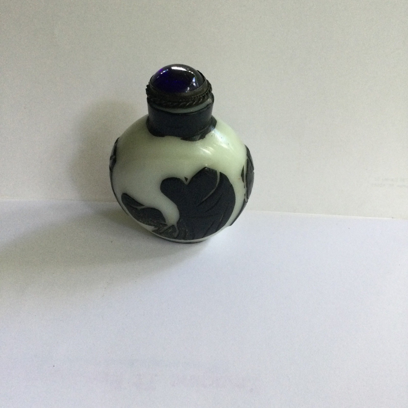 Chinese Cameo Black To White Carved Glass Snuff Bottle
