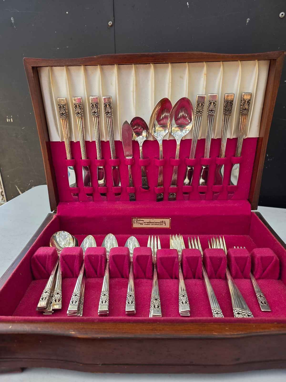 Oneida Community Milady Silverplate Flatware Set 53 Pc Wood Chest