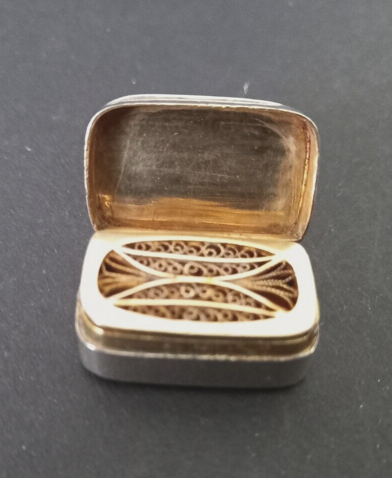 Georgian Silver Hallmarked 1802 Gilt Interior Miniature Vinaigrette With Sponge