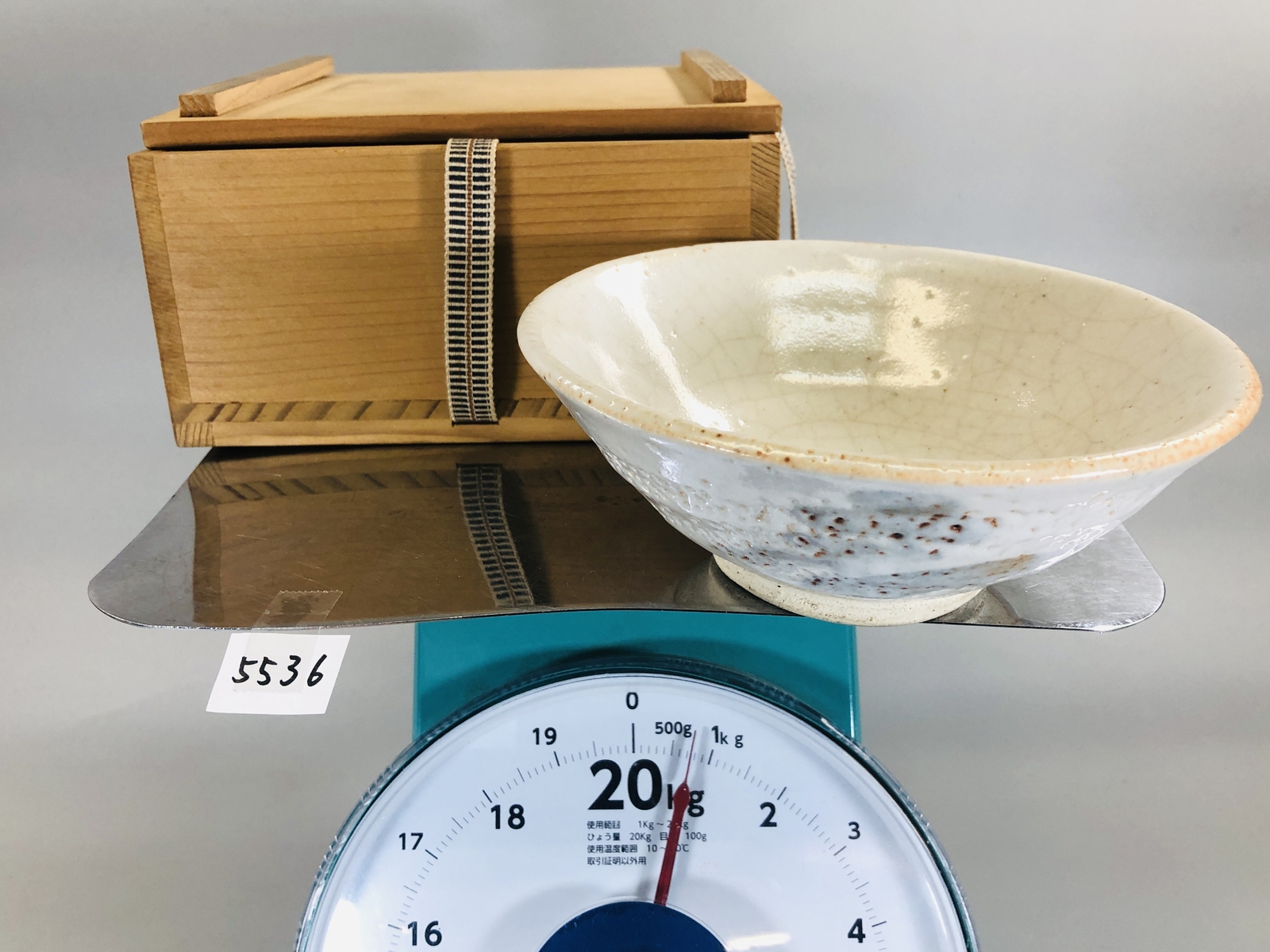 Y5536 CHAWAN Shino-ware flat signed box summer Japan antique tea ceremony bowl