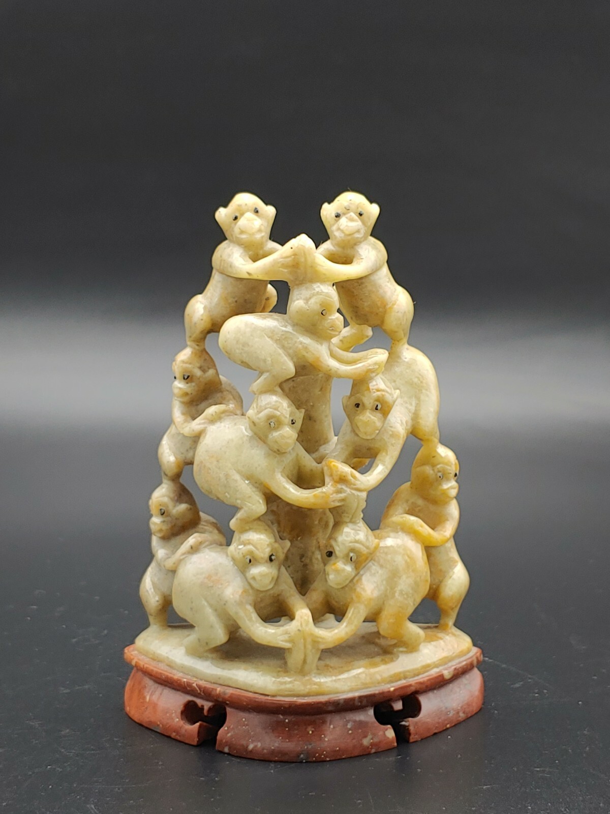 青田石雕像 群猴献瑞 Chinese Qingtian Stone Carved Monkey Stacking Dedicate Peach Figurine