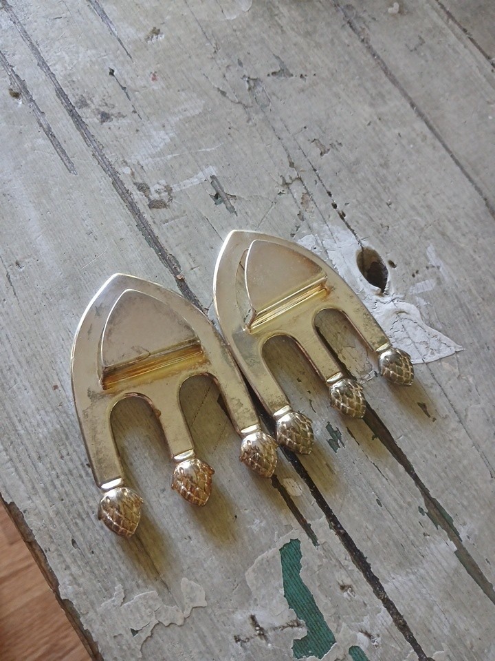 The Sheffield Silver Co 2 Trident Pineapple/Acorn Casserole Spoon Rests Italy