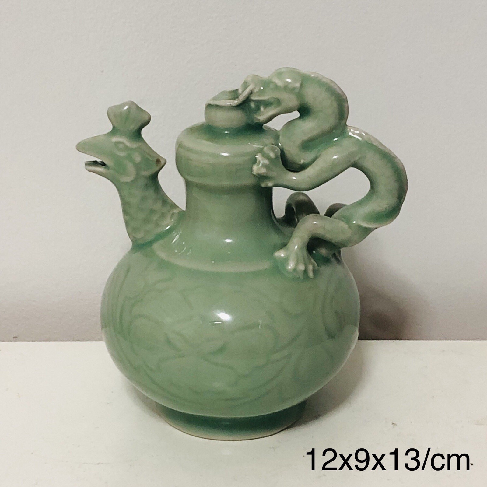 Celadon dragon-shaped reverse-flow stationery water dropper