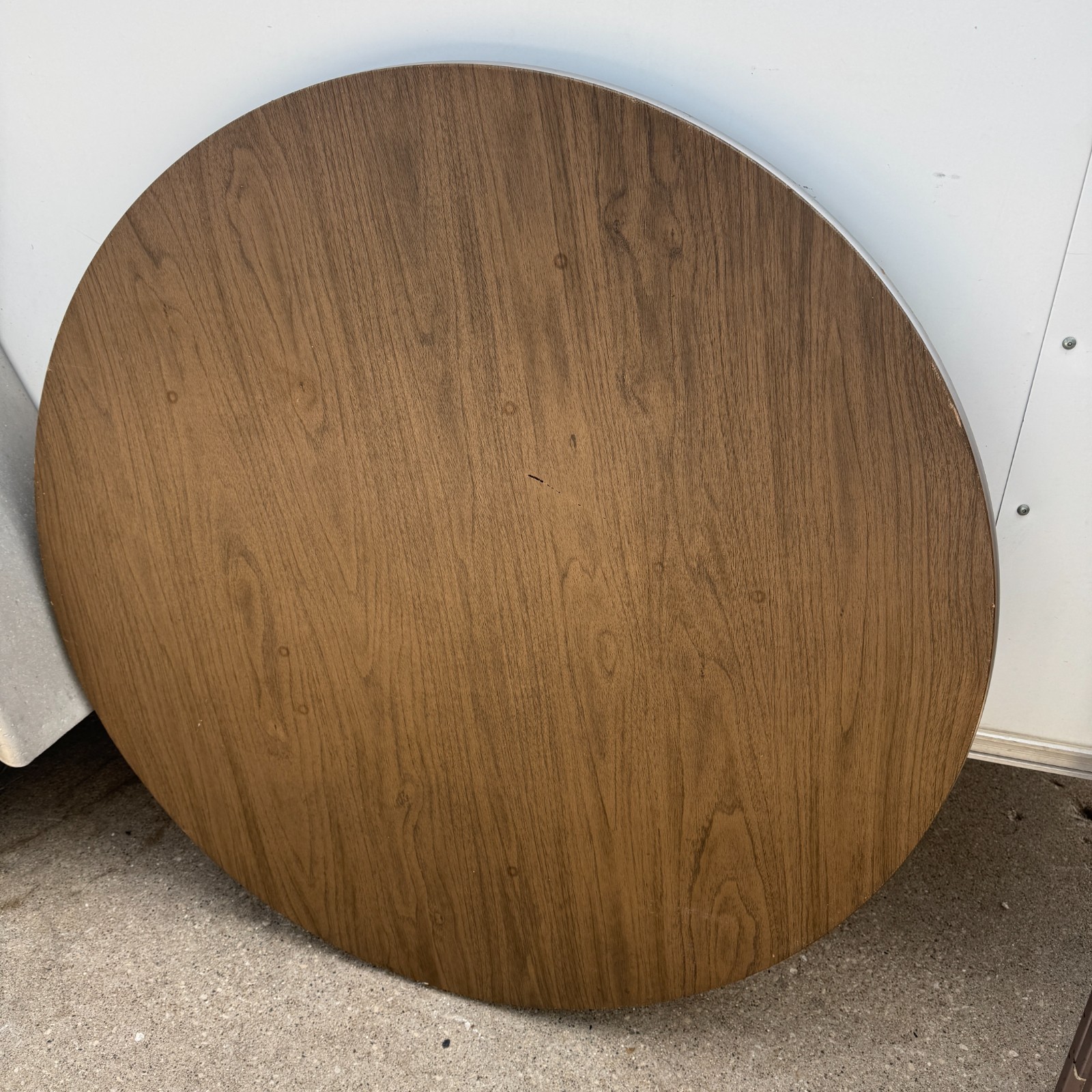 1970s Samsonite Futura Round Folding Card Table 40″ Diameter 27.5″ Tall (8222)