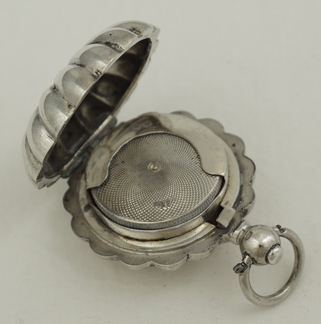 Fluted Sovereign Case, Sterling Silver, William Neale, Chester 1896, 32mm, 20g.