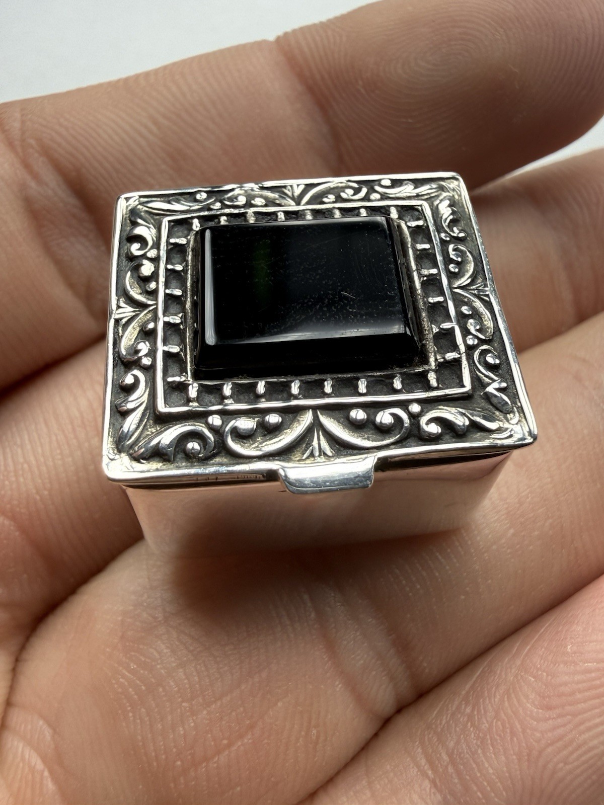Vintage Solid Sterling Silver & Gold Gilt Snuff/Pill Box With Black Onyx – 12.2g