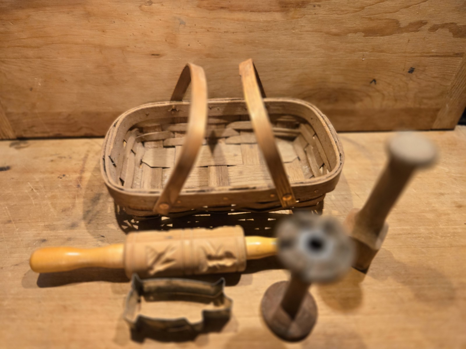 NEAT PRIMITIVE FARMHOUSE BASKET & KITCHEN WARE VINTAGE ANTIQUE LOT GREAT DISPLAY