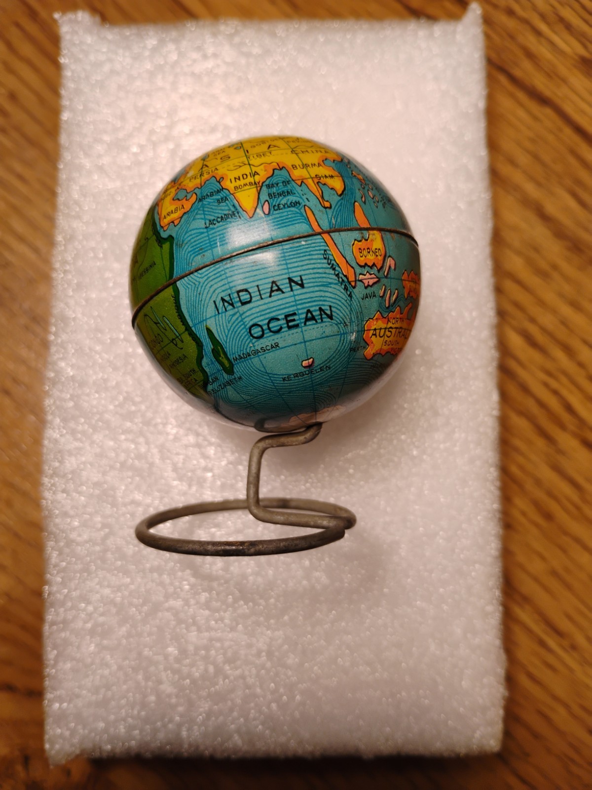 VINTAGE MINI TIN COLOR LITHO WORLD GLOBE WITH WIRE STAND 2 1/2″ TALL – JAPAN !!