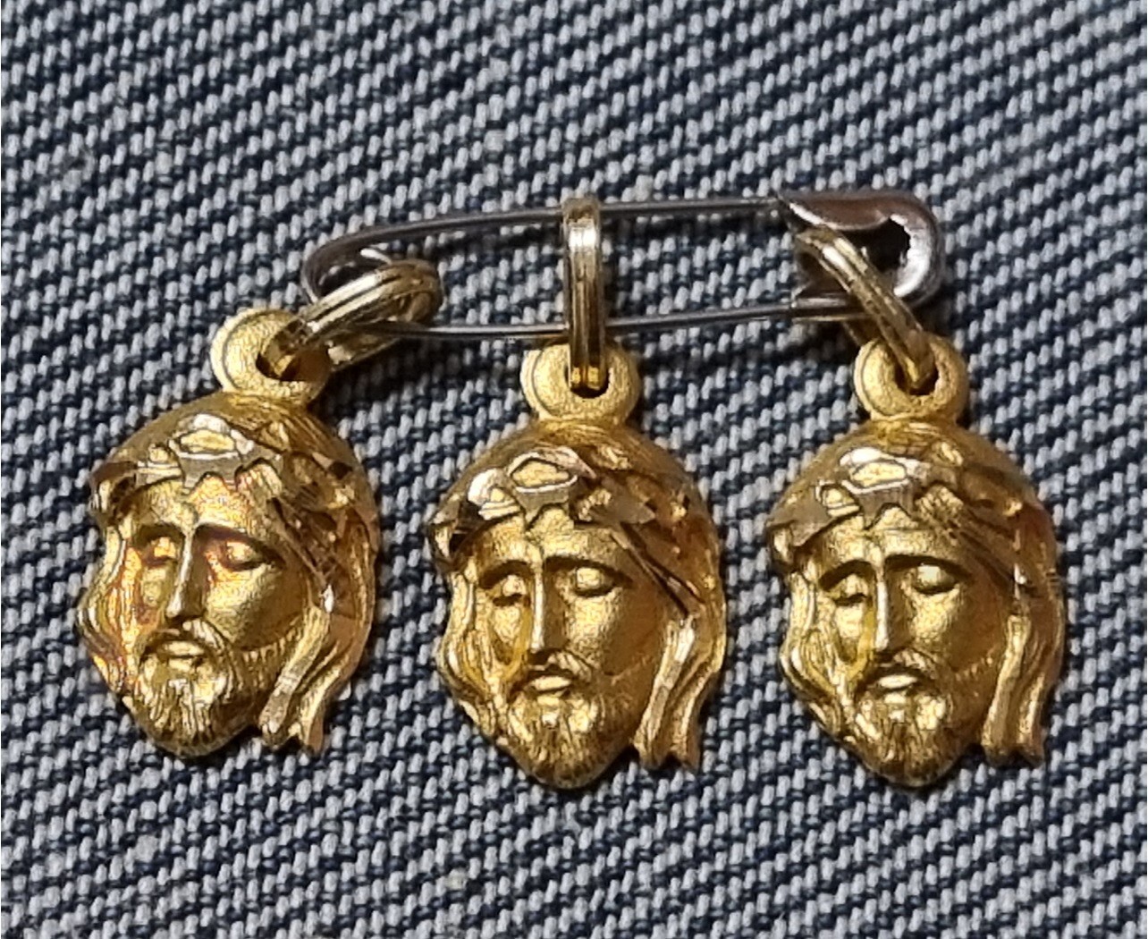 CHRIST HEAD pendant. 18k yellow gold. Weight 0.80 gr. 14 x 9 mm.
