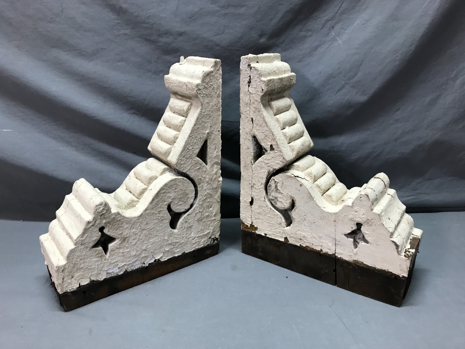 Antique VTG Pair Shabby White 10×13 Wood Corbel Porch Brackets Chic Old 1393-25B