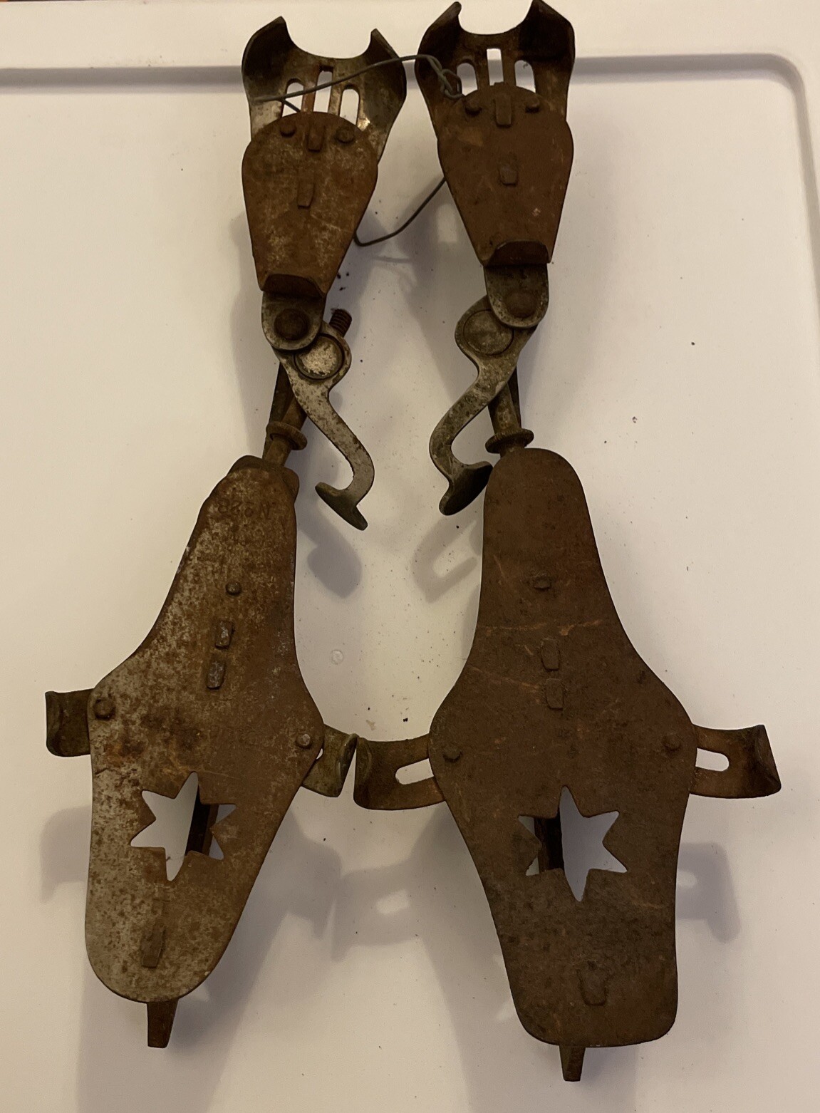 Vintage RUSTY Patina Steel Metal Clip On Ice Skates Rustic Decor Stars US CLUB