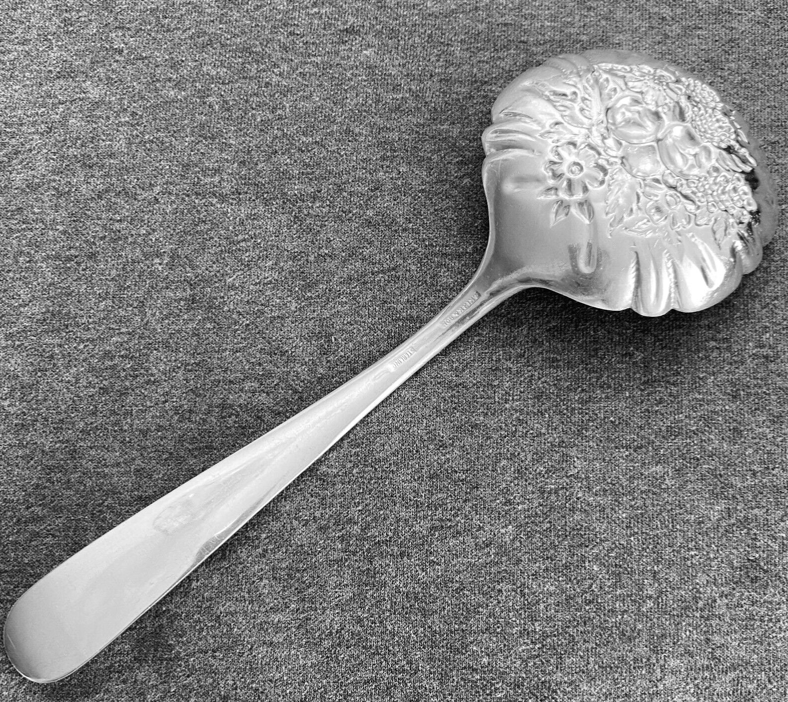 1 KIRK Repousse Large Solid Sterling Shell Berry/Casserole Spoon , 9 1/8” , 125g