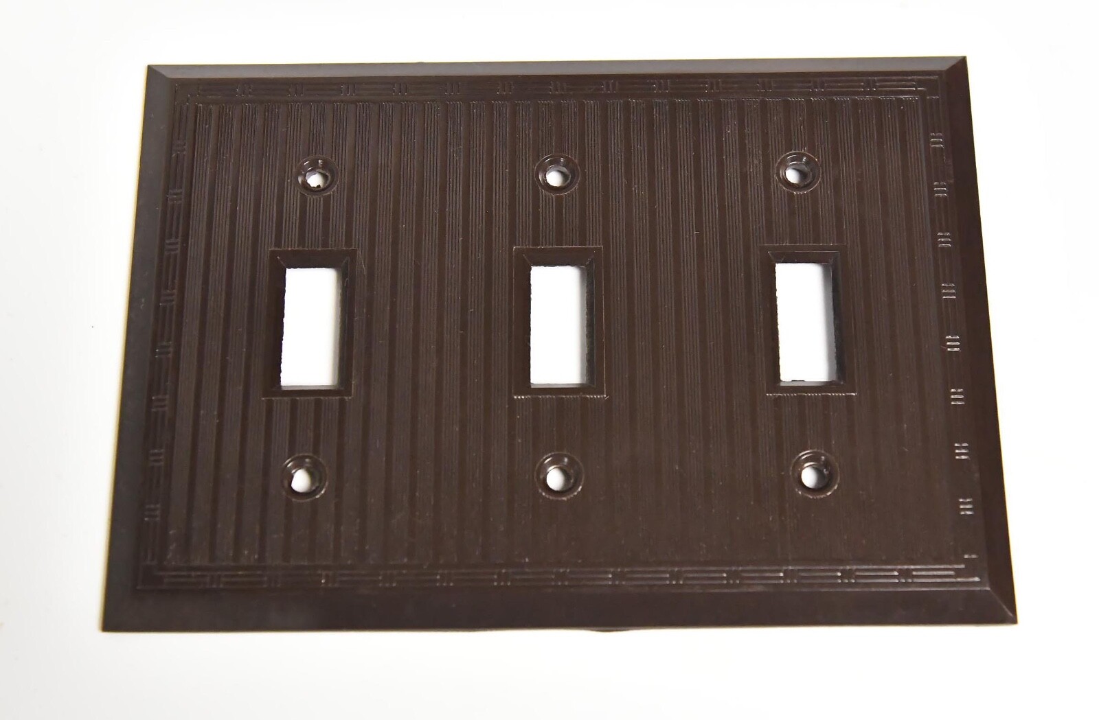 VINTAGE NOS BROWN PLASTIC BAKELITE 3 GANG COVER SWITCH PLATE