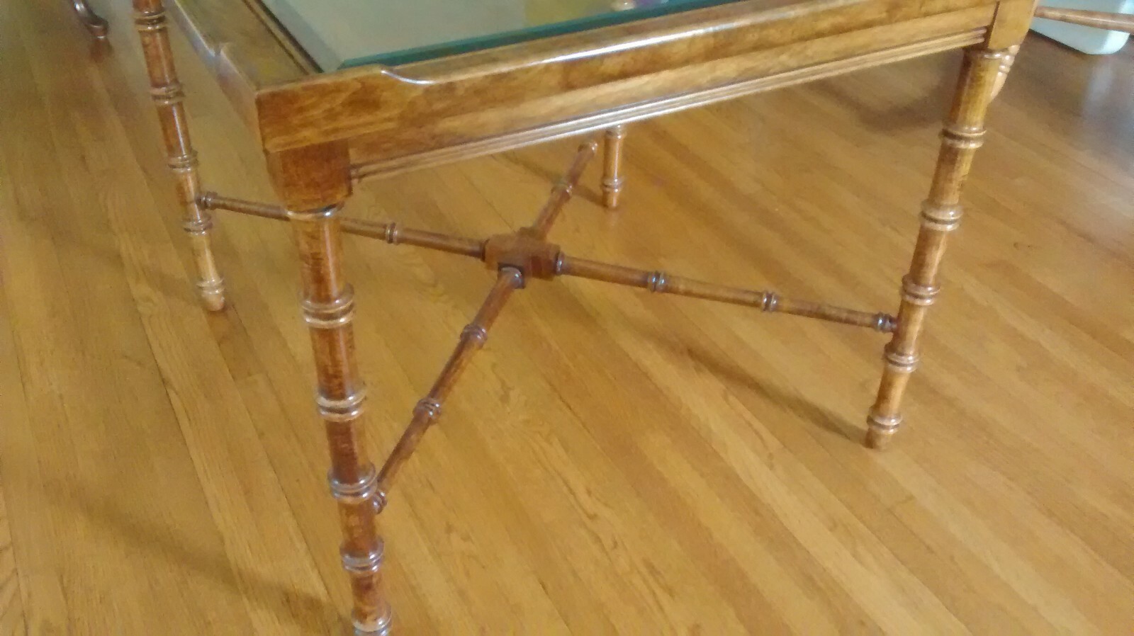 Square end table with beveled glass top inlay and raised edge 27x27x22 – EUC