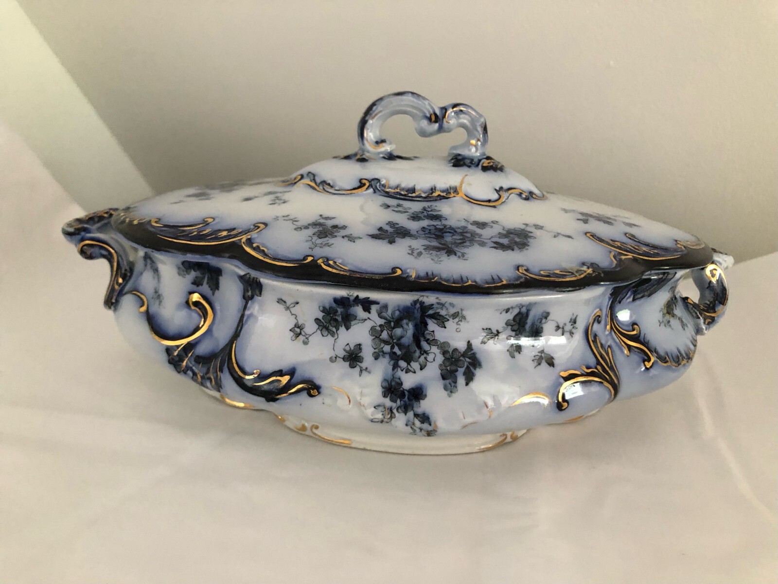RIDGEWAY COVERED SERVING DISH CHISWIC BLUE FLOW PATTERN.